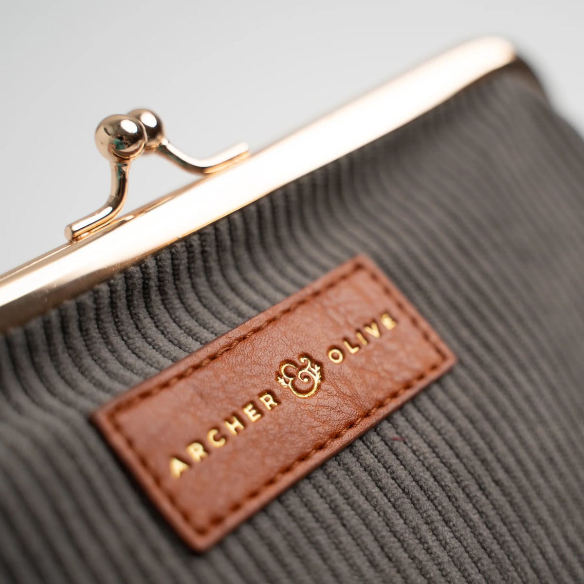 Archer & Olive Quiet Corners Kiss-Lock Pouch - Gray - Detailfoto