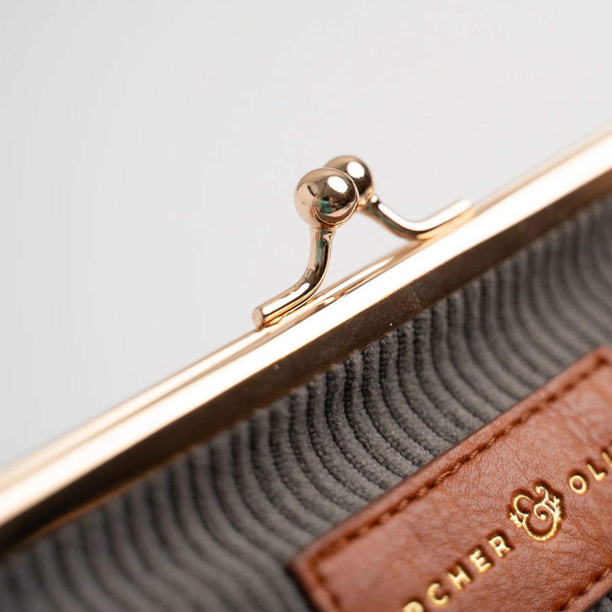 Archer & Olive Quiet Corners Kiss-Lock Pouch - Gray - Detailfoto van de sluiting
