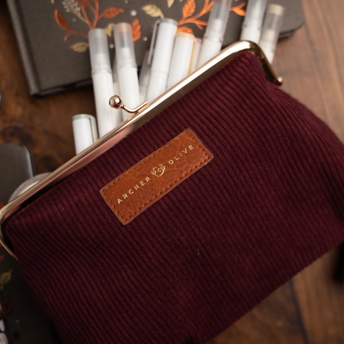 Archer & Olive Quiet Corners Kiss-Lock Pouch - Maroon - Sfeerfoto met stiften
