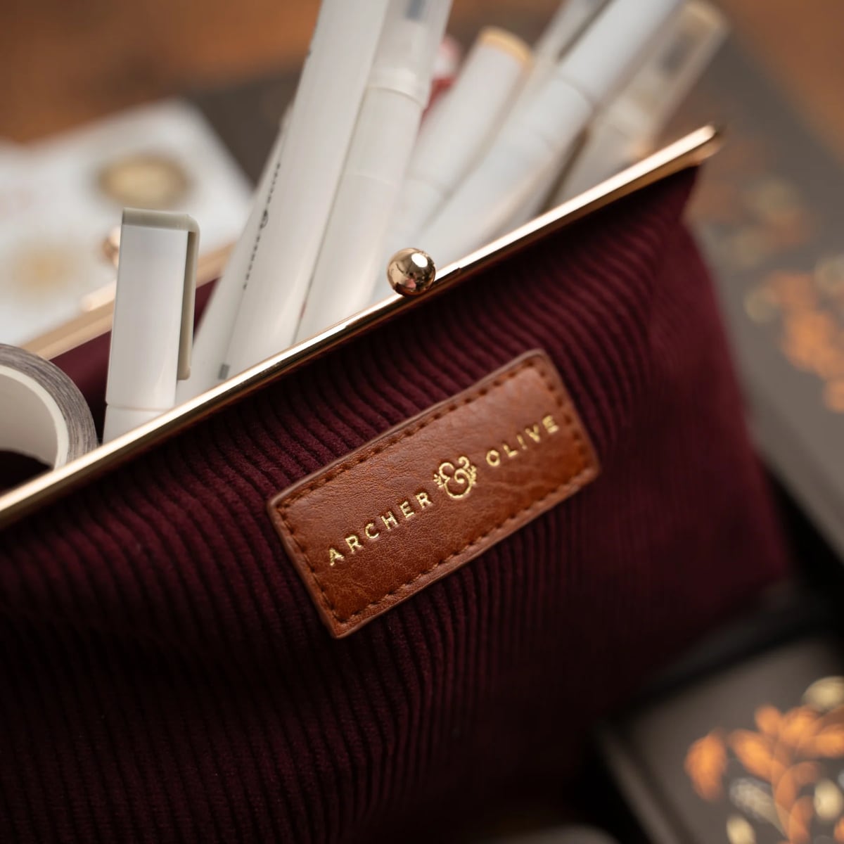 Archer & Olive Quiet Corners Kiss-Lock Pouch - Maroon - Sfeerfoto met stiften