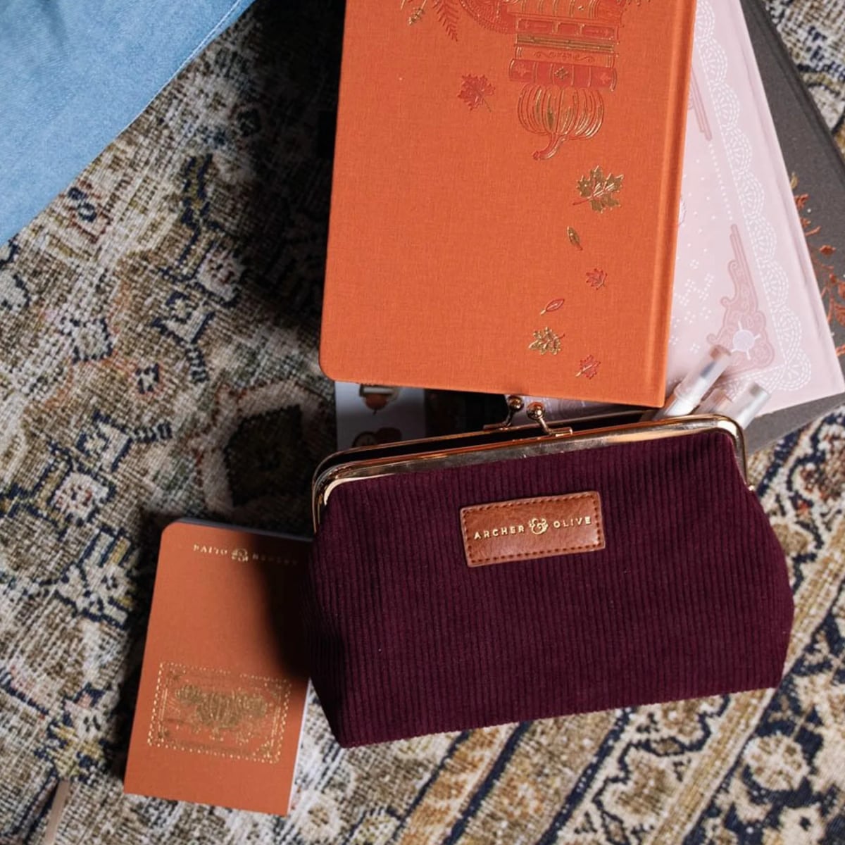 Archer & Olive Quiet Corners Kiss-Lock Pouch - Maroon - Sfeerfoto