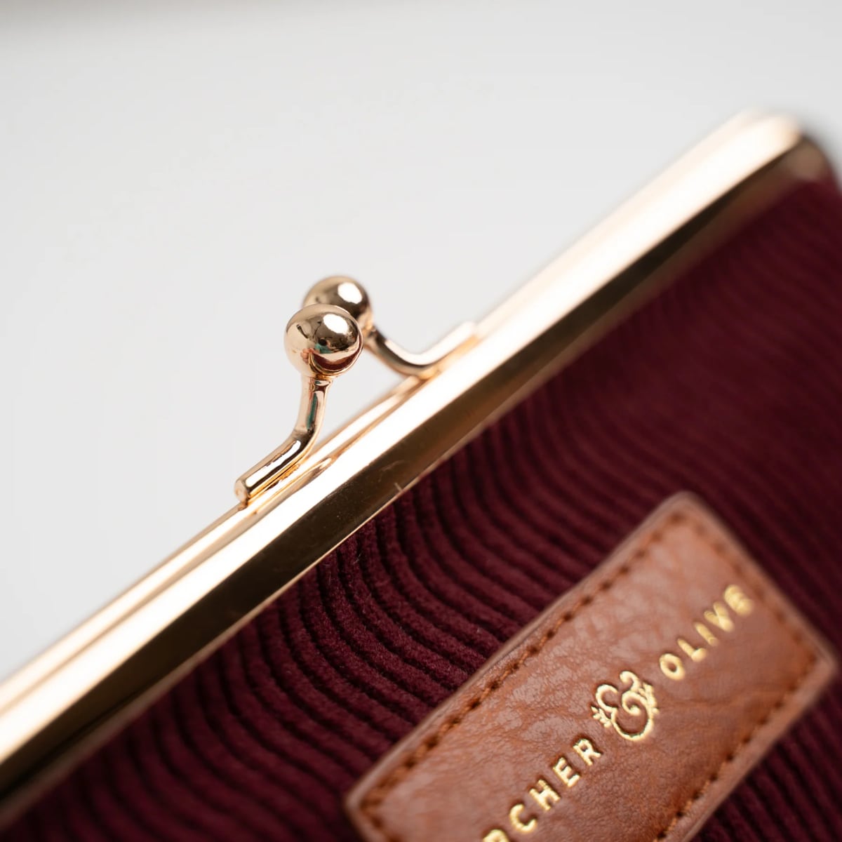 Archer & Olive Quiet Corners Kiss-Lock Pouch - Maroon - Detailfoto van de sluiting