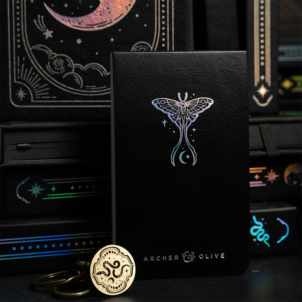 Archer & Olive Wax Seal Pendant - Getoond naast een bullet journal