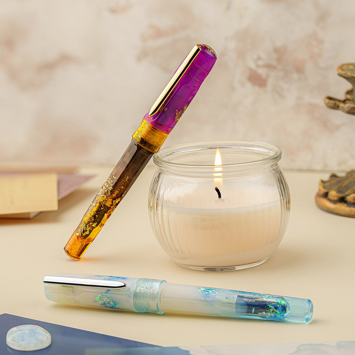 BENU Fountain Pen Talisman Ametrine staand tegen kaars samen met de Moonstone liggend