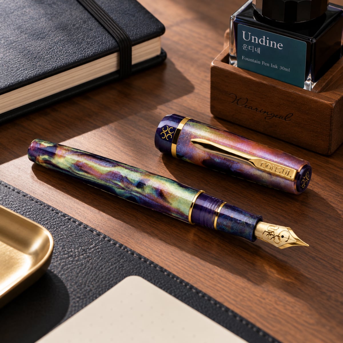 Consul Fountain Pen Elan Boreal - Sfeerfoto van vulpen op bureau