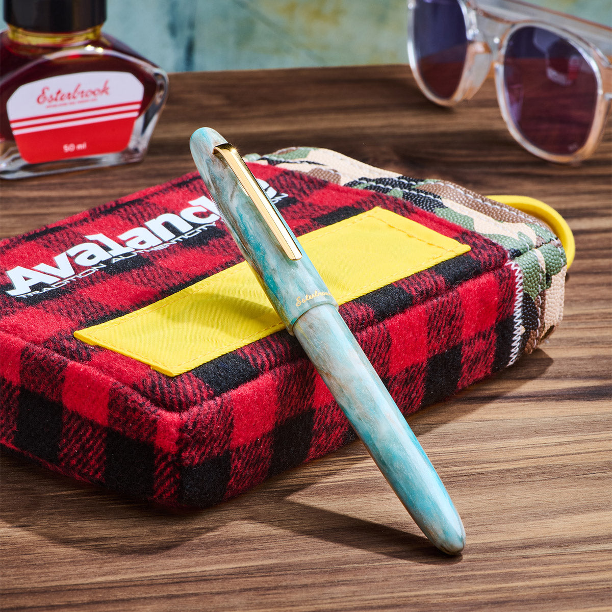 Esterbrook Estie Avalanche GT Fountain Pen - vulpen liggend op stoffen etui