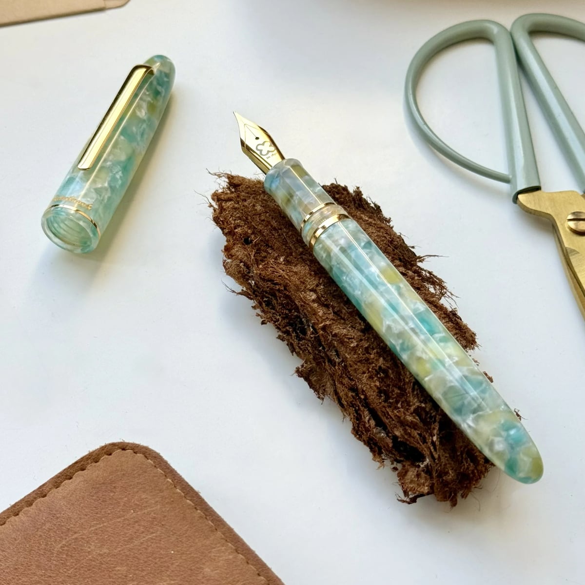 Esterbrook Estie Sea Glass GT Fountain Pen - Sfeerfoto