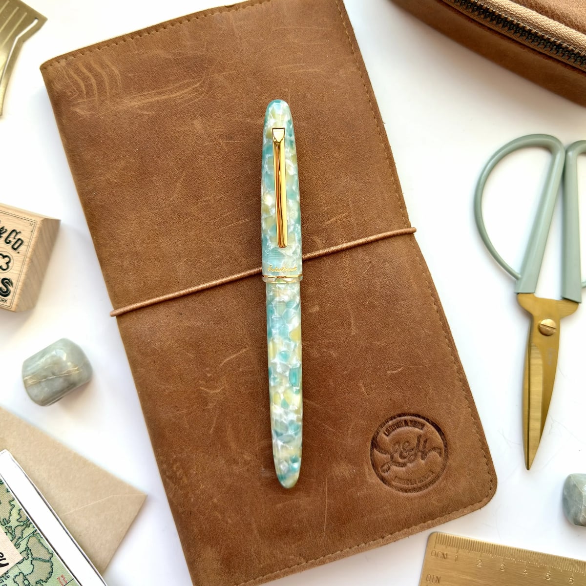 Esterbrook Estie Sea Glass GT Fountain Pen - Sfeerfoto