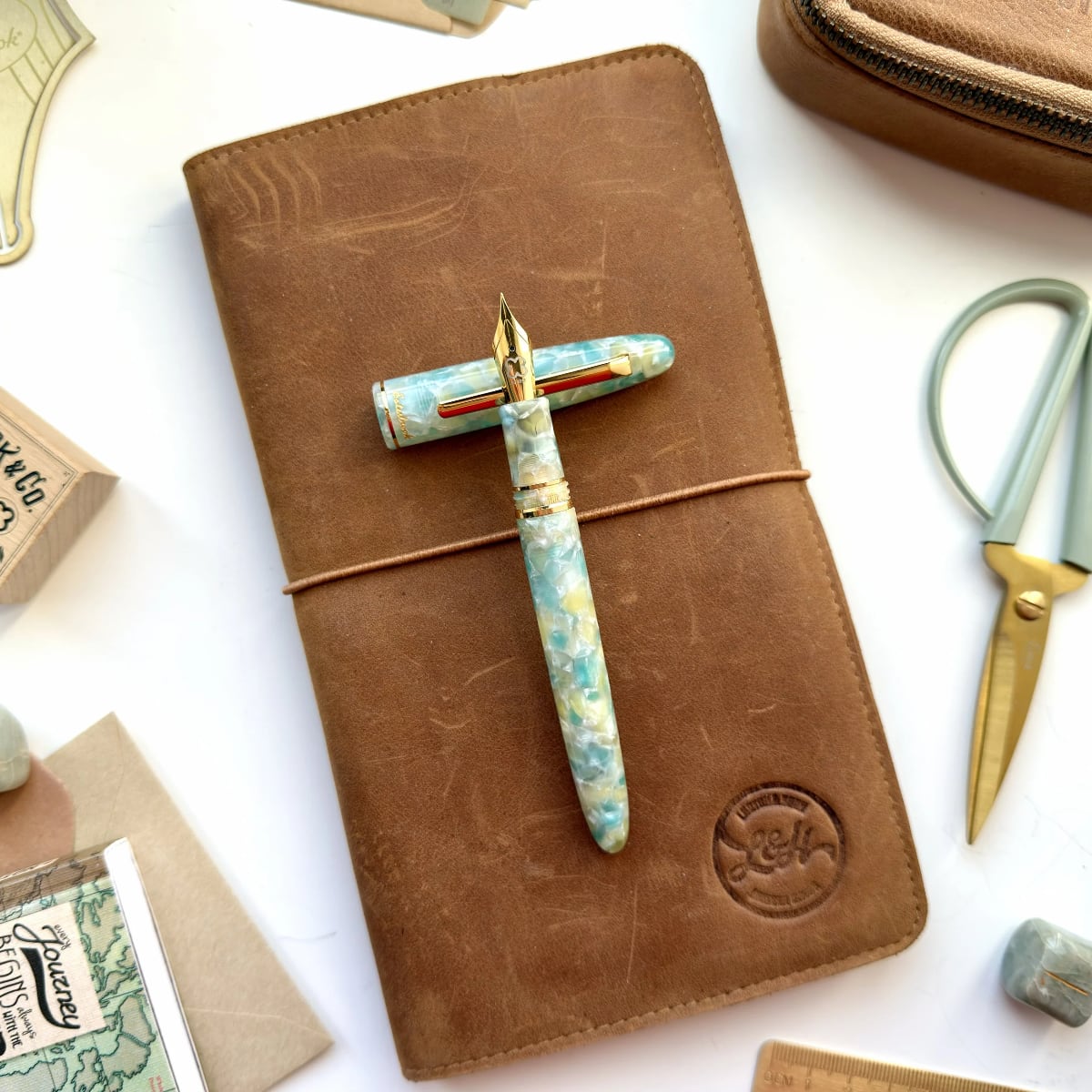 Esterbrook Estie Sea Glass GT Fountain Pen - Sfeerfoto