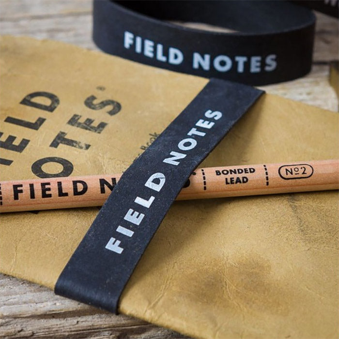 Field Notes Band of Rubber – zwarte rubberen band met wit FIELD NOTES-logo