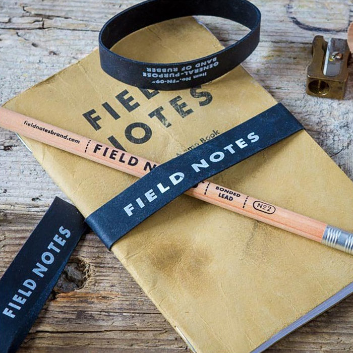Field Notes Band of Rubber – zwarte rubberen band met wit FIELD NOTES-logo
