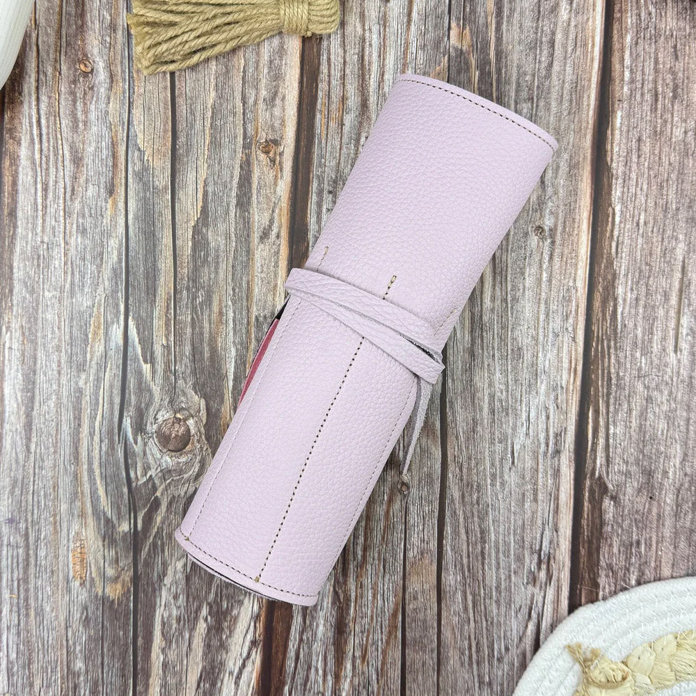 Girologio 10 Pen Roll - Blush Petal Gesloten op Tafel