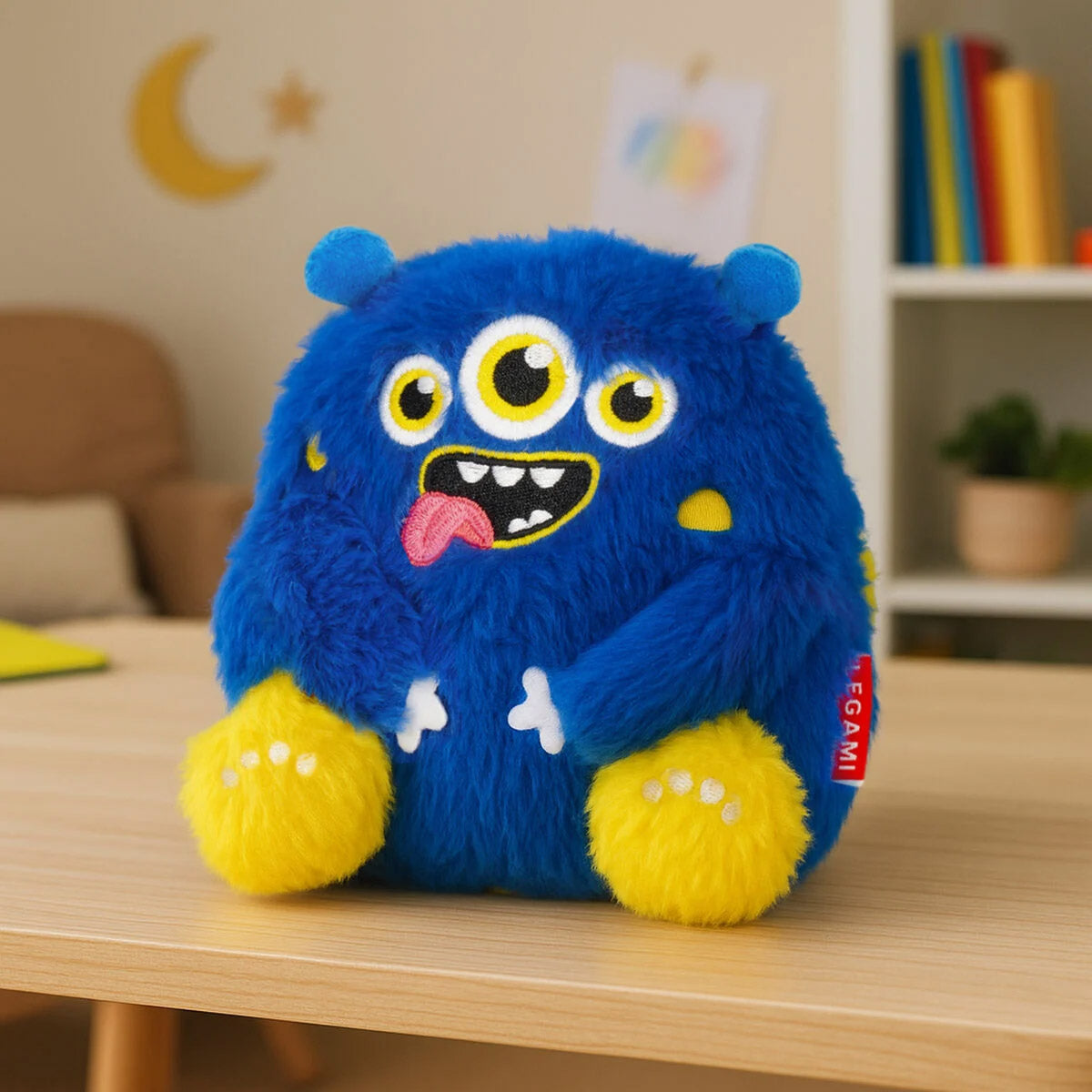 Legami Knuffel Super Soft - Monster - zittend op een bureau