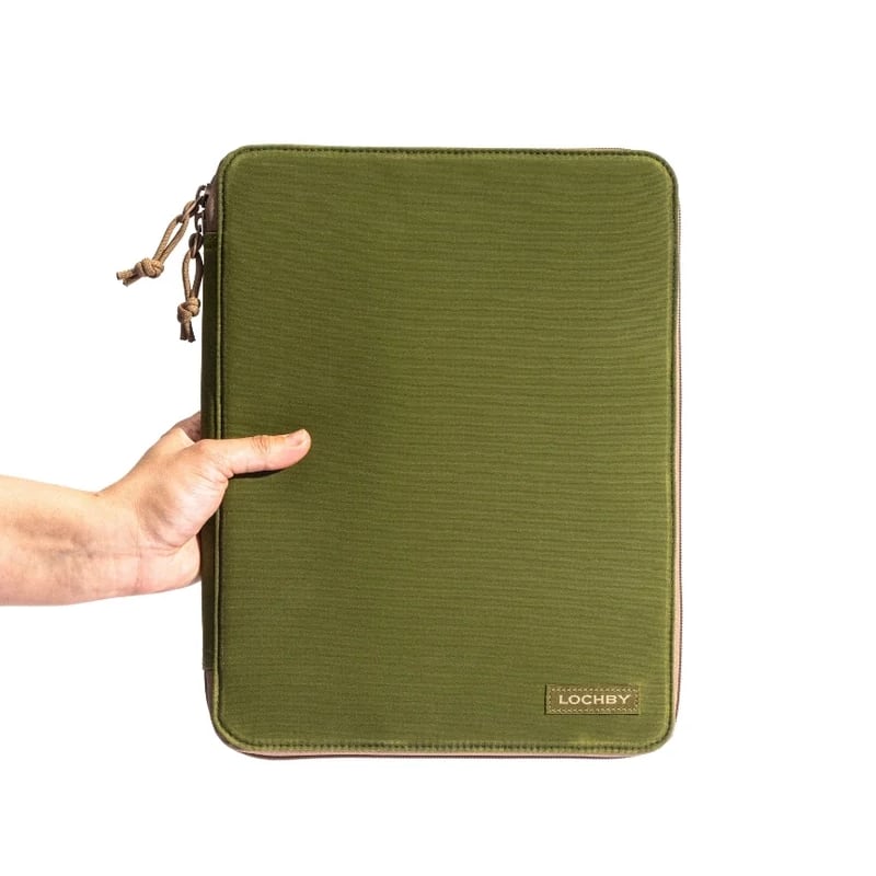 Lochby Daily Folio A4 - Olive - Sfeerfoto