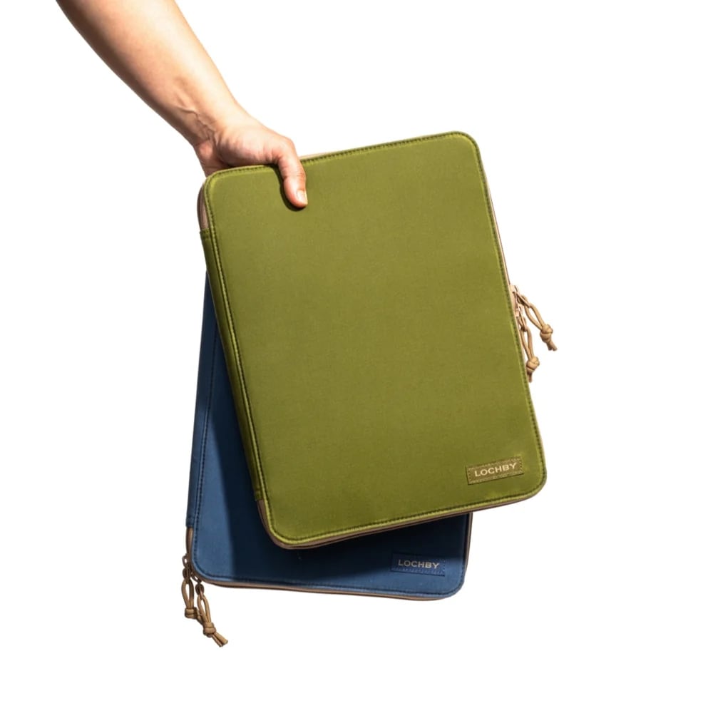 Lochby Daily Folio A4 - Olive - Sfeerfoto