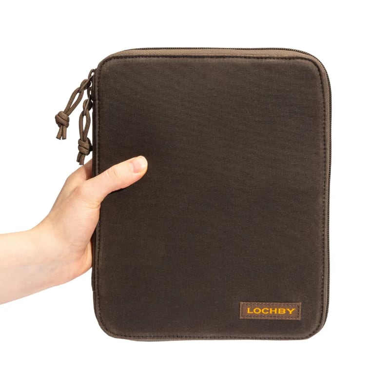 Lochby Daily Folio A5 - Brown - Voorkant van het etui in een hand