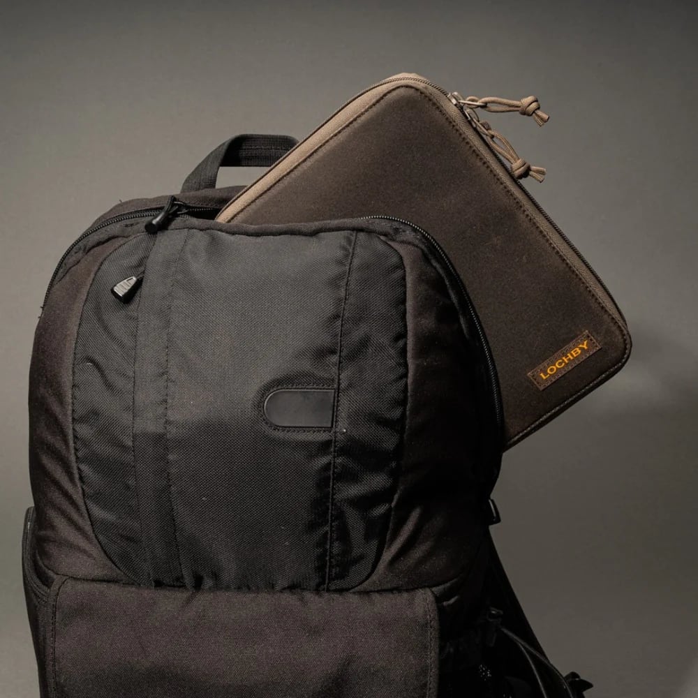 Lochby Daily Folio A5 - Brown - Sfeerfoto van etui in rugzak