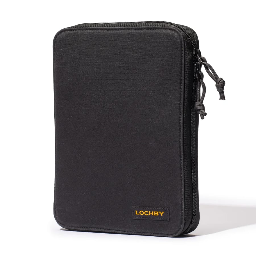 Lochby Daily Folio A5 - Bumblebee - Voorkant van het etui vanuit een andere hoek