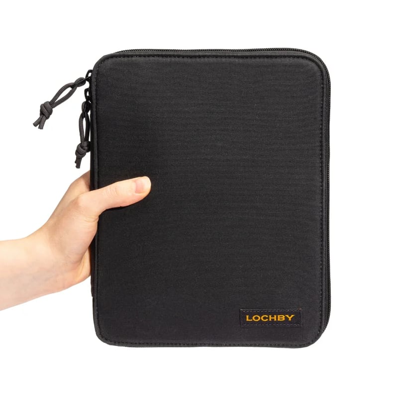 Lochby Daily Folio A5 - Bumblebee - Voorkant van het etui in een hand