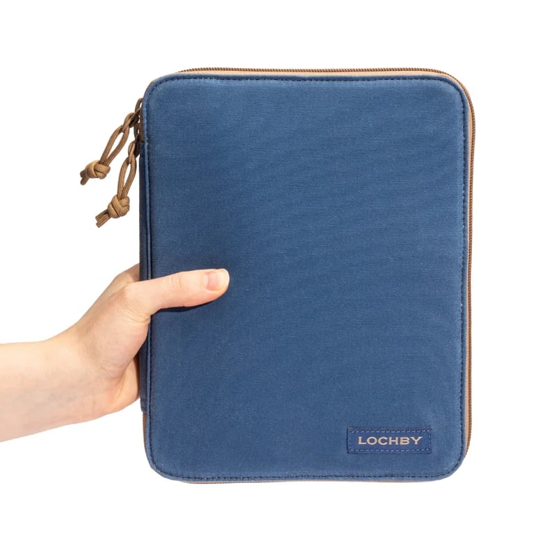 Lochby Daily Folio A5 - Harbor - Etui in de hand