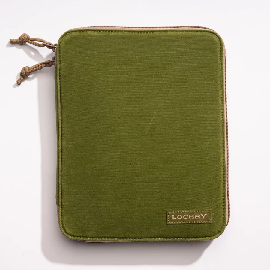 Lochby Daily Folio A5 - Olive - Voorkant van het etui platliggend
