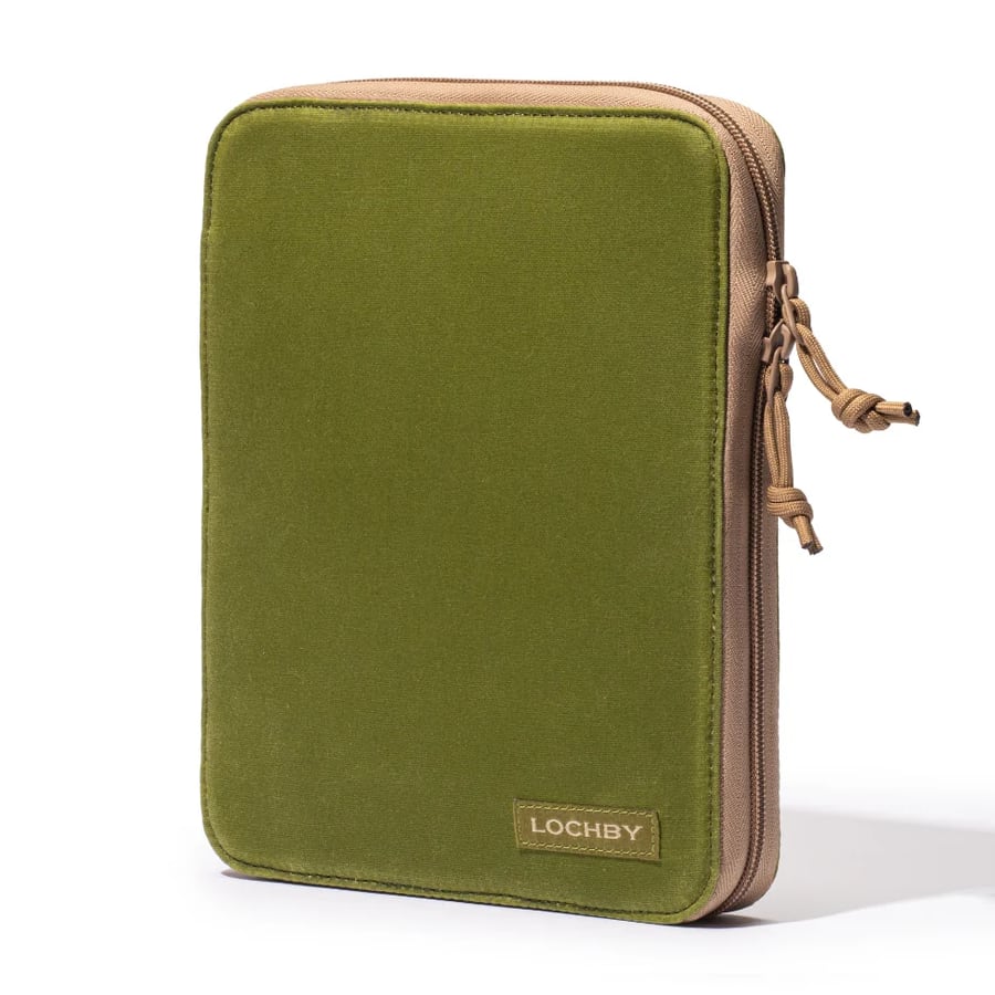 Lochby Daily Folio A5 - Olive - Voorkant van het etui vanuit een andere hoek