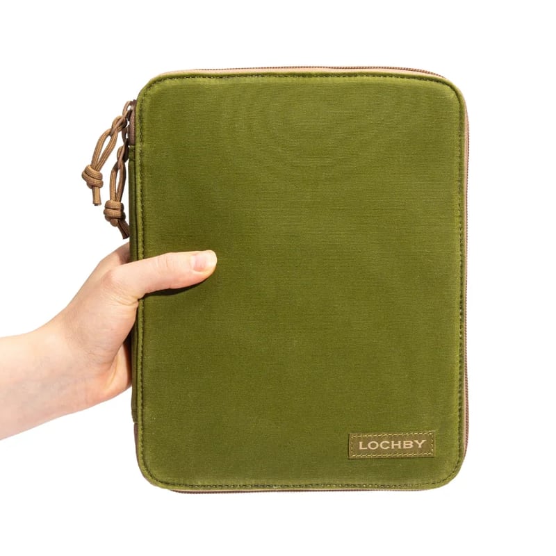 Lochby Daily Folio A5 - Olive - Voorkant van het etui in een hand