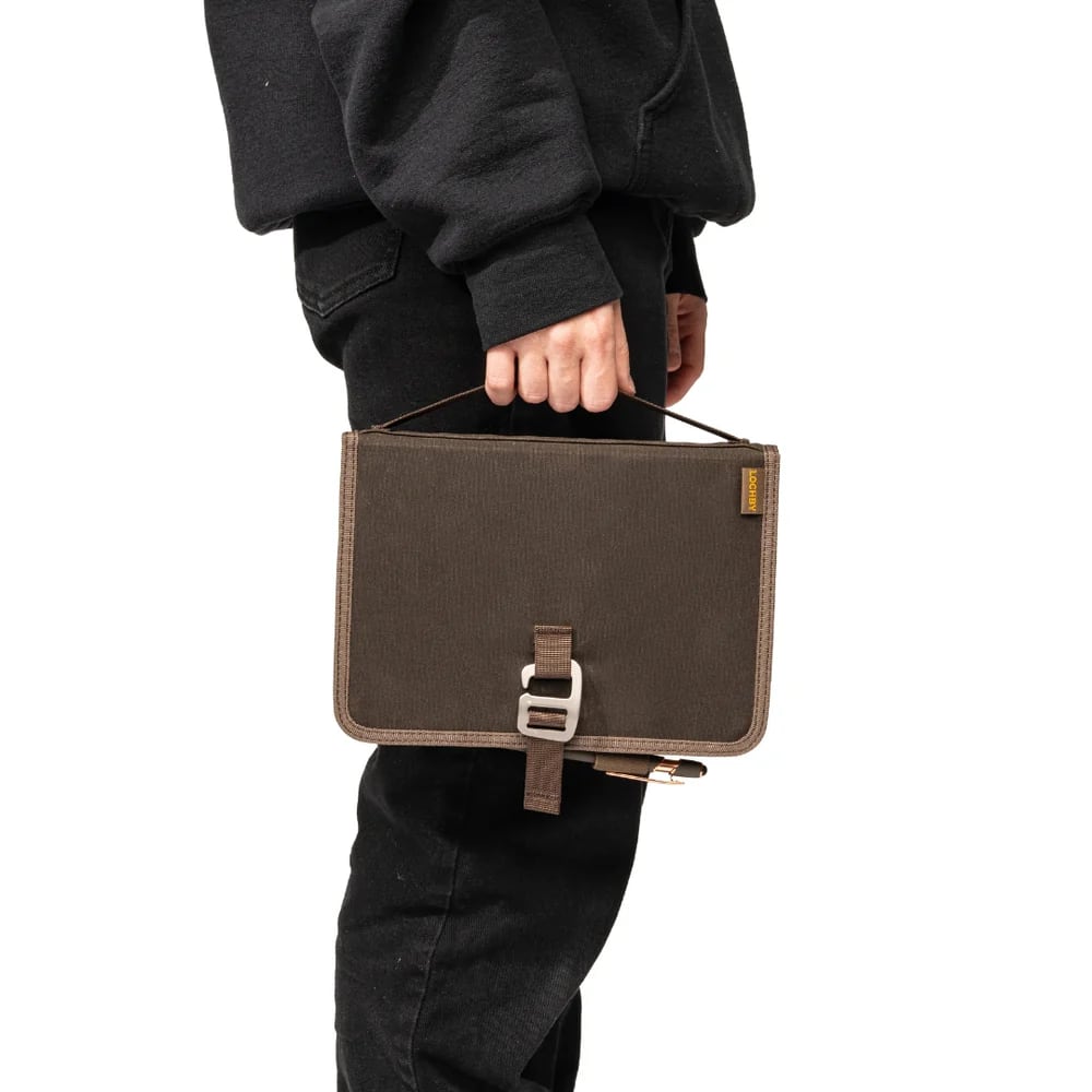 Lochby Field Binder A5 - Brown - Dragend door een persoon