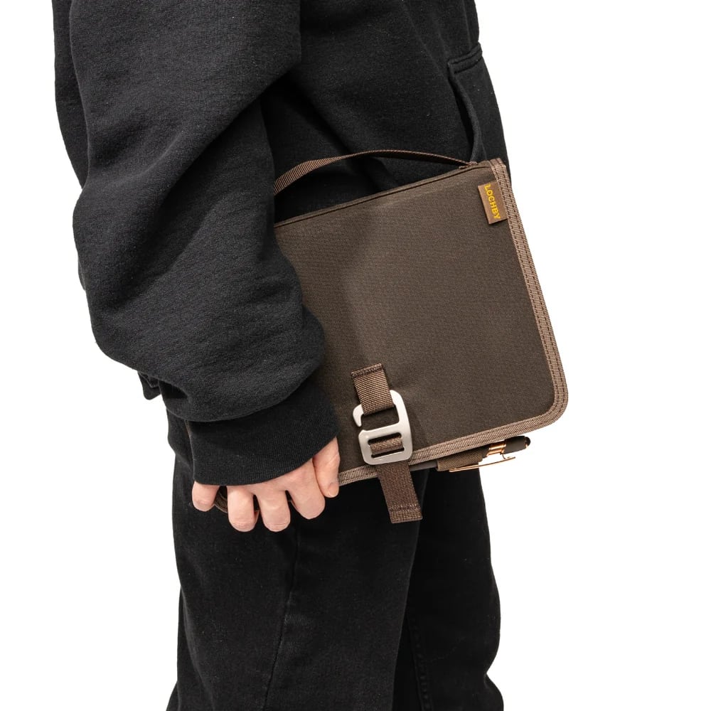 Lochby Field Binder A5 - Brown - Dragend door een persoon