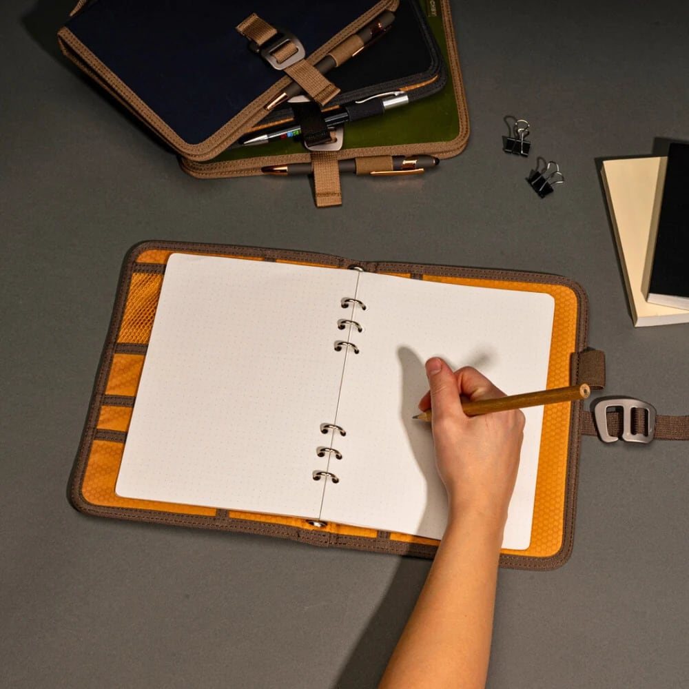 Lochby Field Binder A5 - Brown - Sfeerfoto