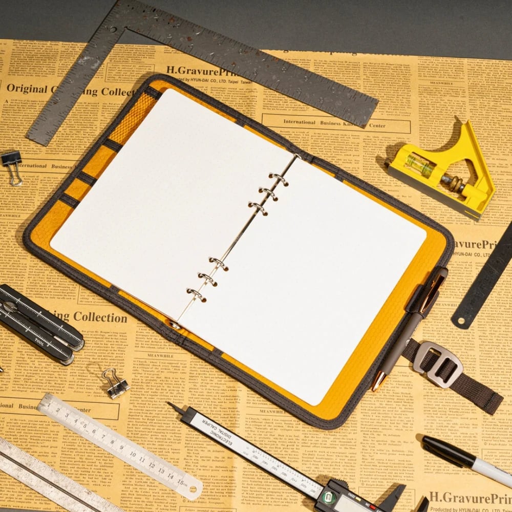 Lochby Field Binder A5 - Bumblebee - Open liggend sfeerfoto