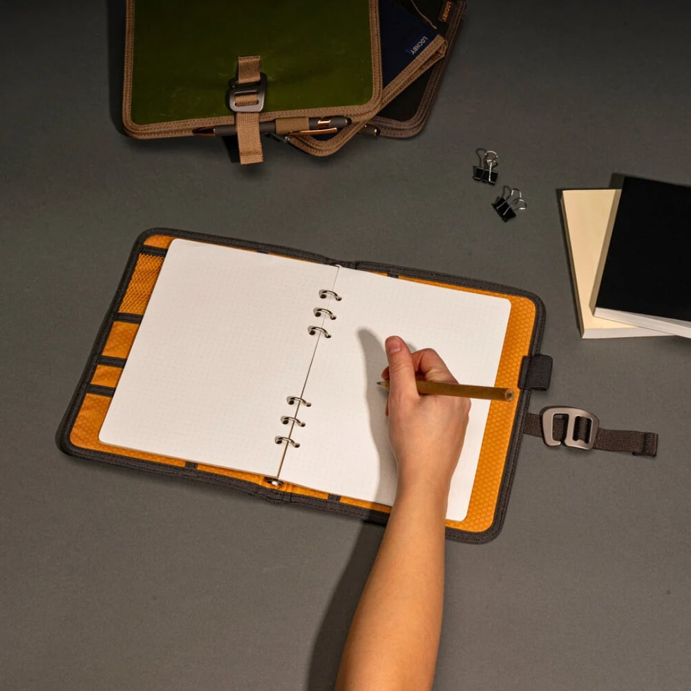 Lochby Field Binder A5 - Bumblebee - Sfeerfoto 