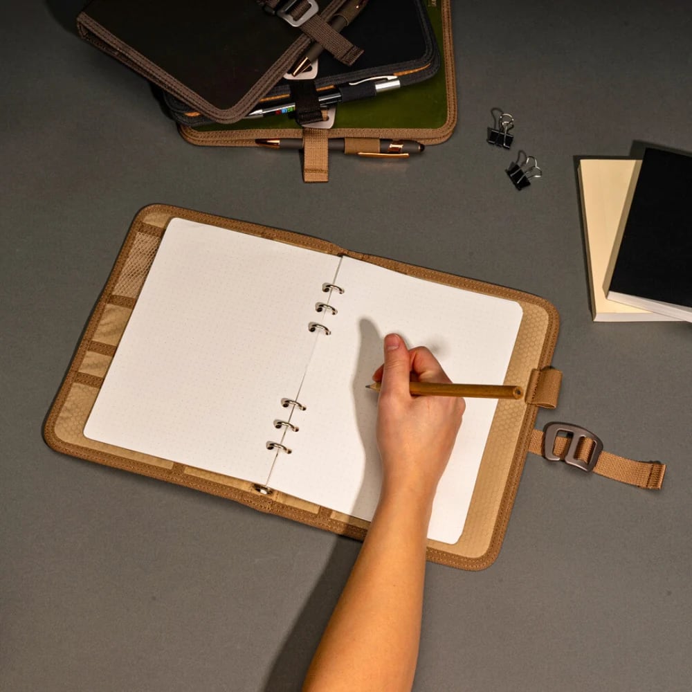 Lochby Field Binder A5 - Nautical - Sfeerfoto schrijvend