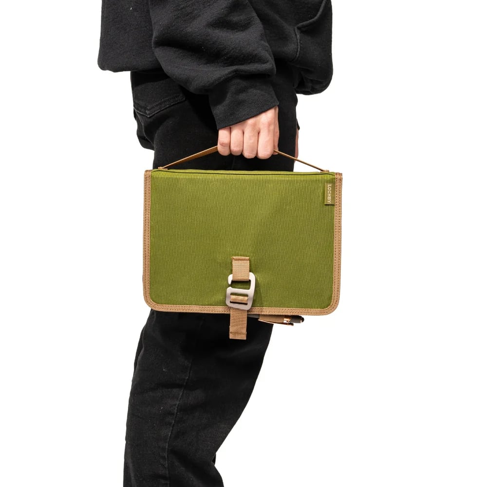 Lochby Field Binder A5 - Olive - In de hand dragend