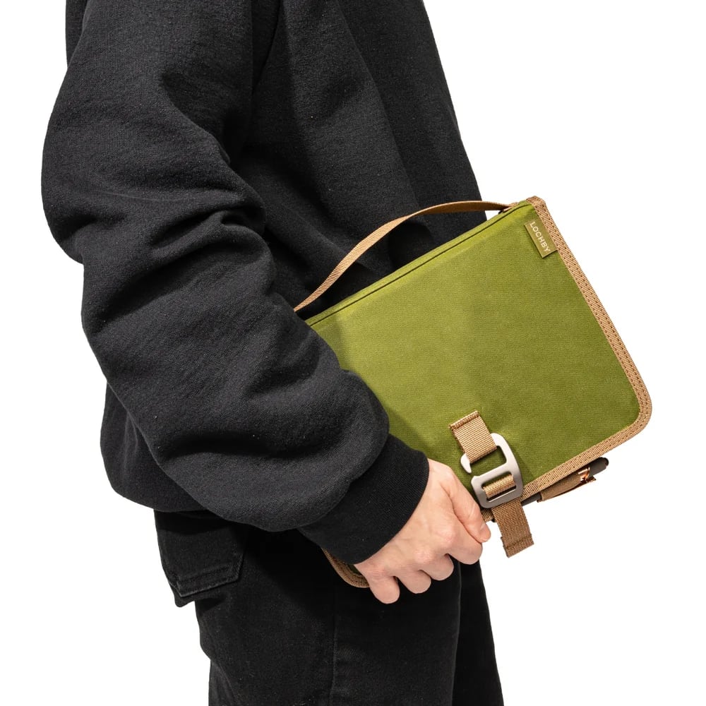 Lochby Field Binder A5 - Olive - Onder de arm dragend
