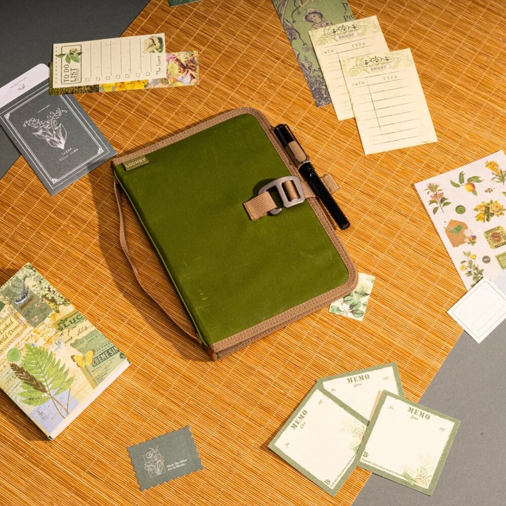 Lochby Field Binder A5 - Olive - Sfeerfoto gesloten