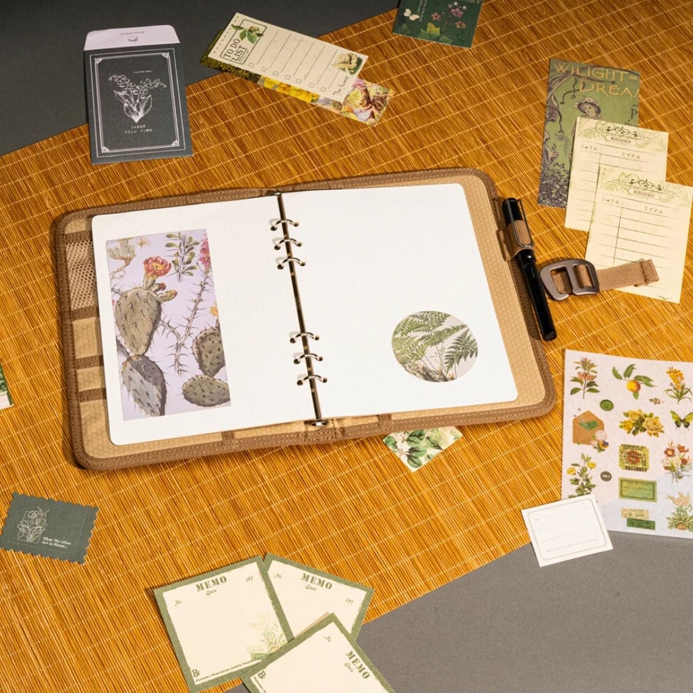 Lochby Field Binder A5 - Olive - Sfeerfoto Open Liggend