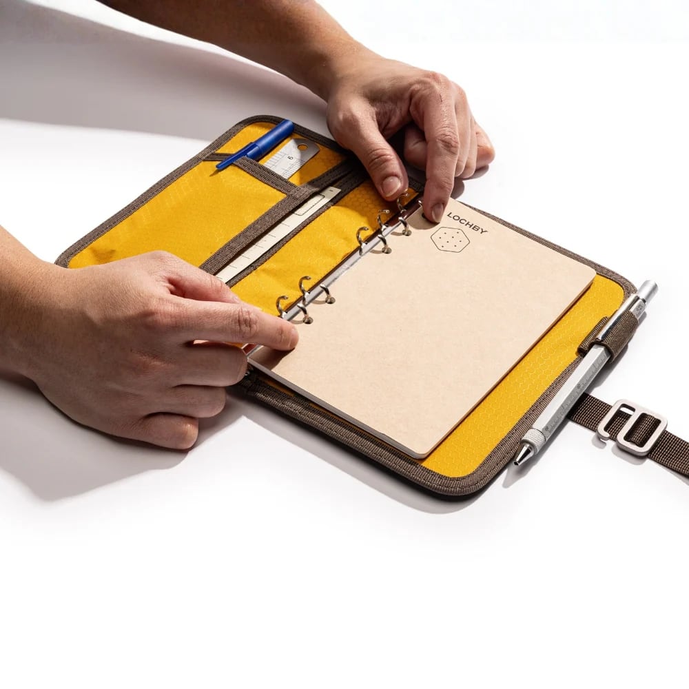 Lochby Field Binder A6 - Brown - Voorbeeld van het ringband systeem