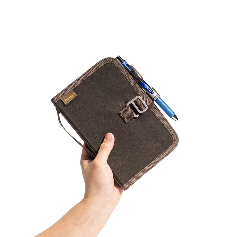 Lochby Field Binder A6 - Brown - In de hand