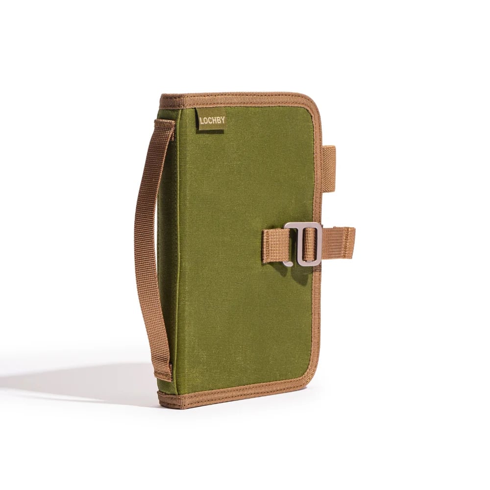 Lochby Field Binder A6 - Olive - Voorkant schuin genomen