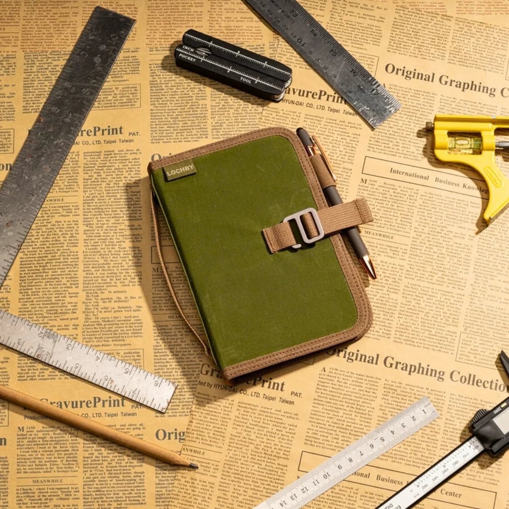 Lochby Field Binder A6 - Olive - Sfeerfoto gesloten