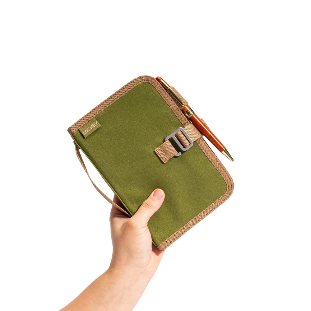 Lochby Field Binder A6 - Olive - In de Hand