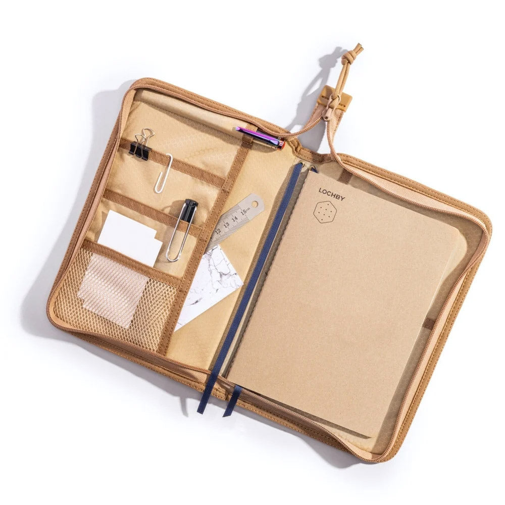 Lochby Field Folio A5 - Navy Cream - open met een overzicht van alle vakjes