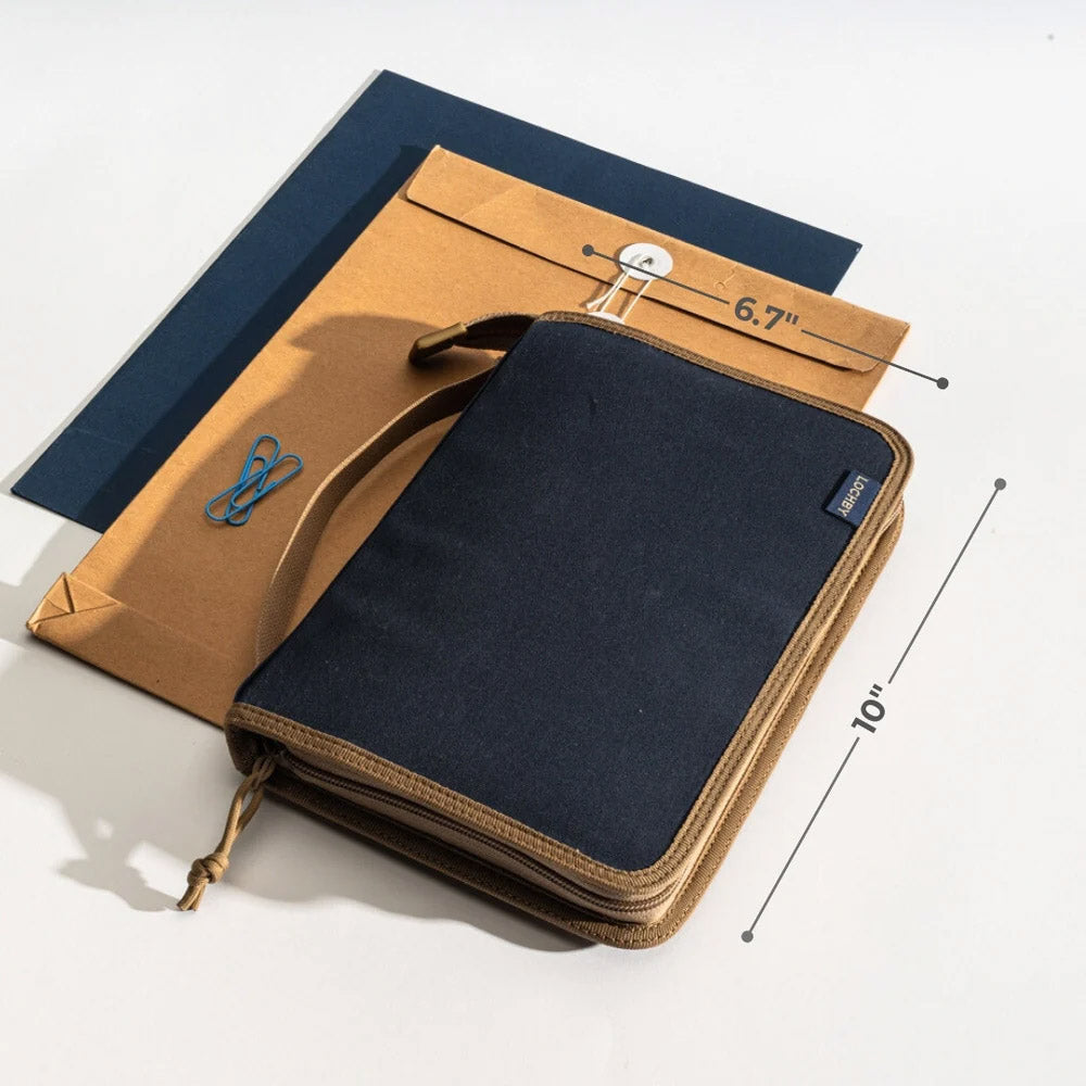 Lochby Field Folio A5 - Navy Cream - liggend op een bureau