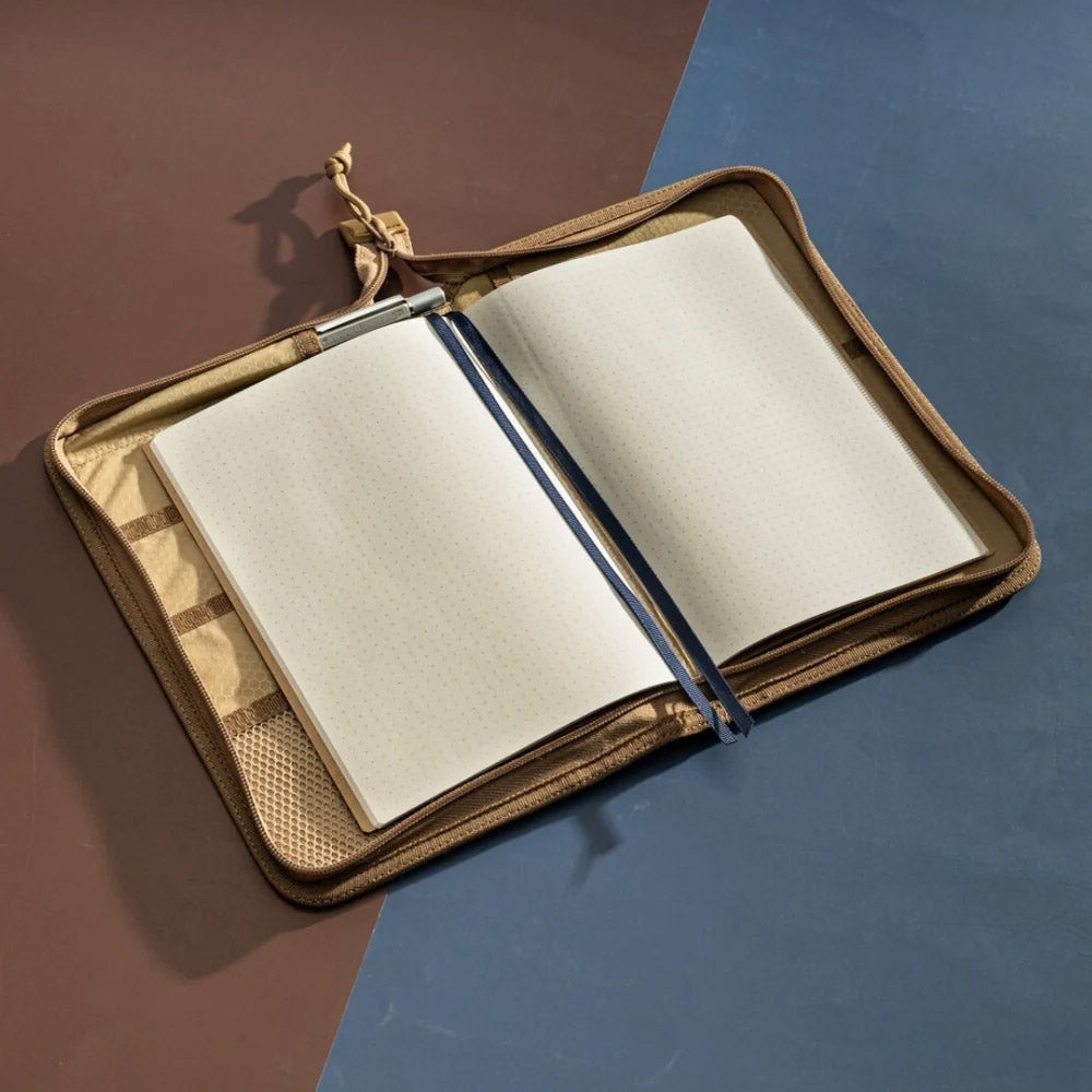 Lochby Field Folio A5 - Navy Cream - open op een tafel