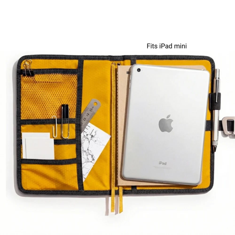Lochby Field Journal - Bumblebee - Sfeerfoto