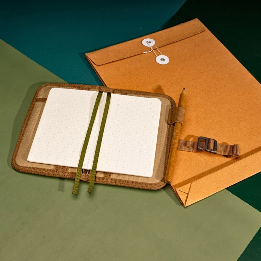 Lochby Field Journal Mini - Olive - Sfeerfoto