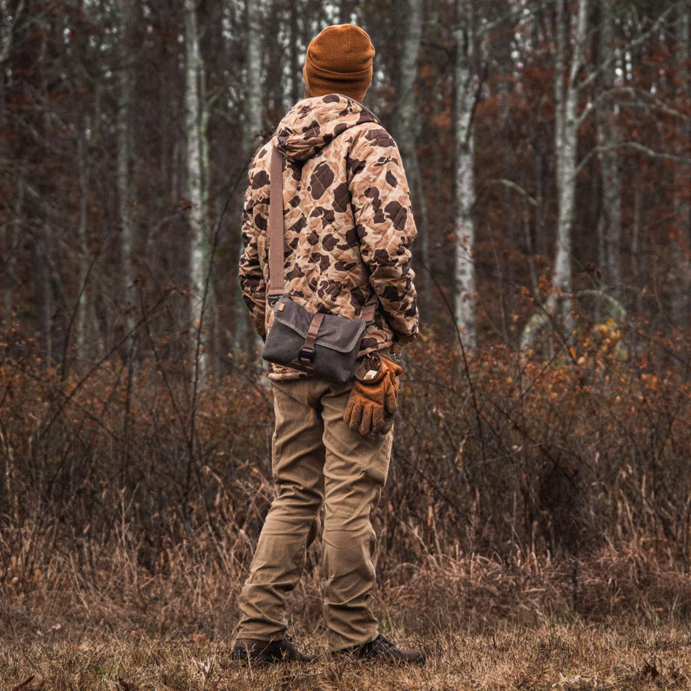 Lochby Field Sling gedragen door een persoon