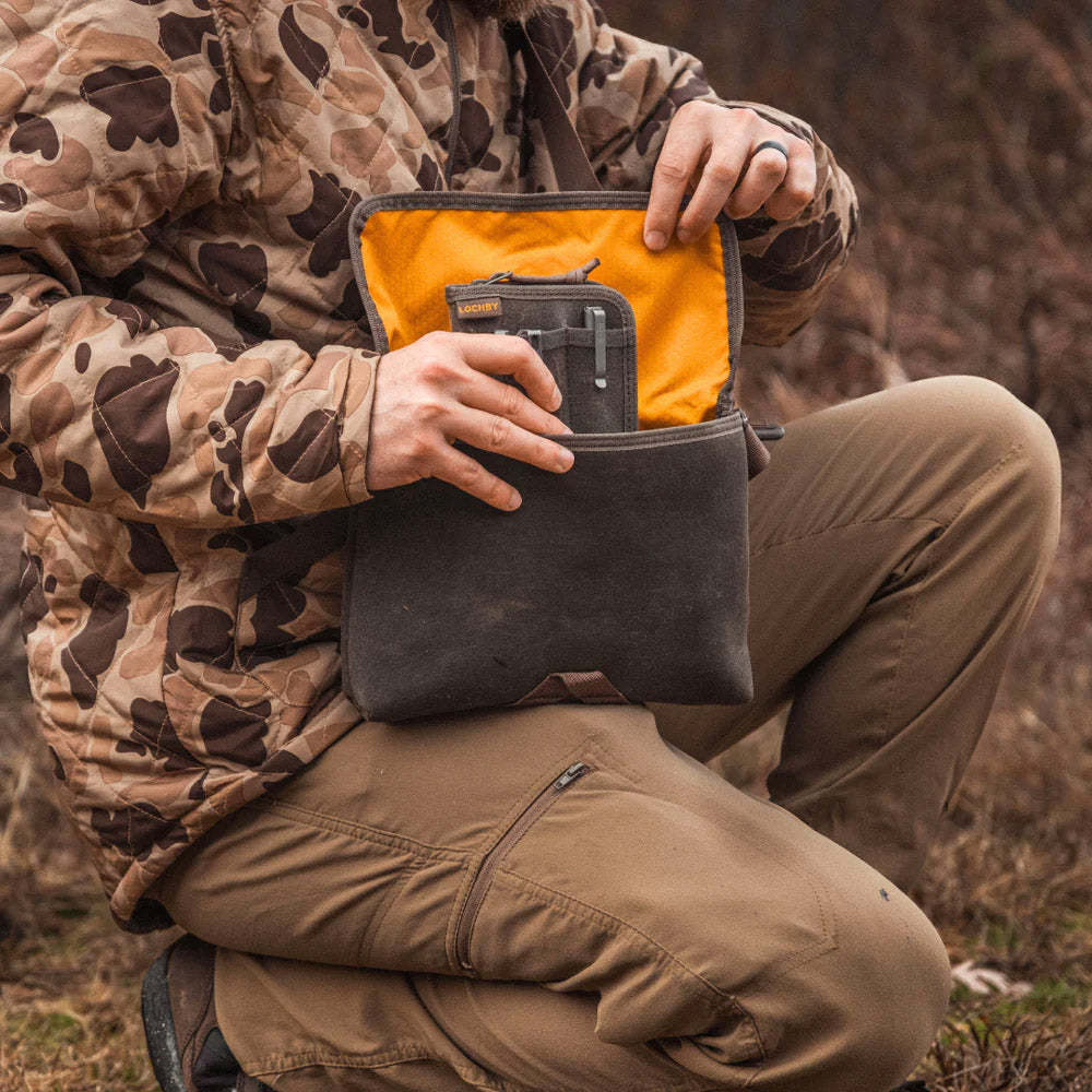 Lochby Field Sling geopend door een persoon