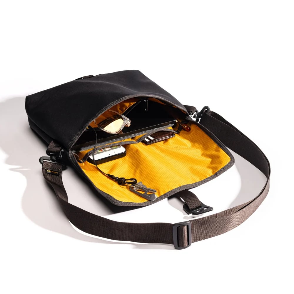 Lochby Field Sling Plus - Bumblebee / Black - Liggend met inhoud